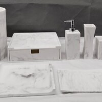 Set de baño de resina, apariencia de mármol. Incluye:bote de basura, caja de pañuelos,caja para amenidades,charola,charola para toallas, vaso, contenedor, dispensador de jabón y jabonera.