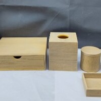 Set de baño de resina, apariencia de madera. Incluye: bote de basura,caja de pañuelos,caja para amenidades, charola para amenidades, charola para toallas, contenedor, dispensador de jabón y jabonera